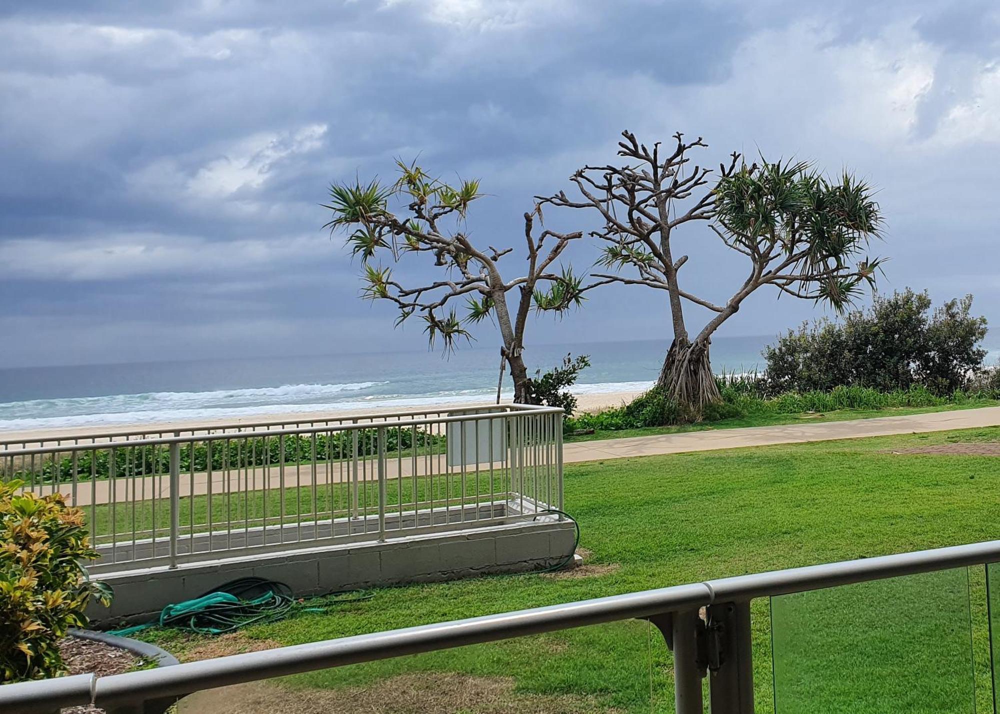Pacific Surf Absolute Beachfront Apartments Gold Coast Esterno foto